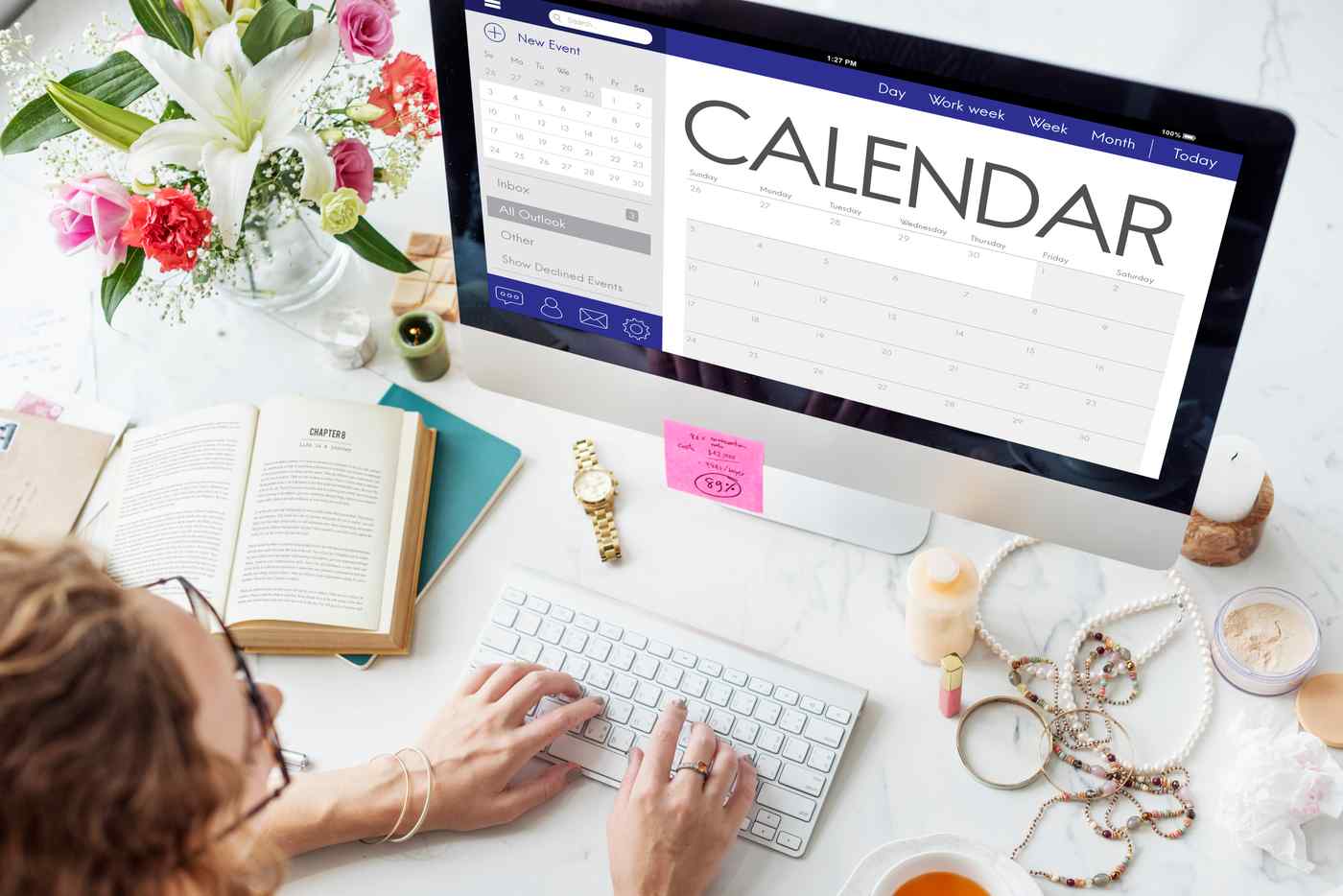 Profesional de marketing planificando calendario de contenidos en agenda de papel con rotuladores en cafetería de Vitoria