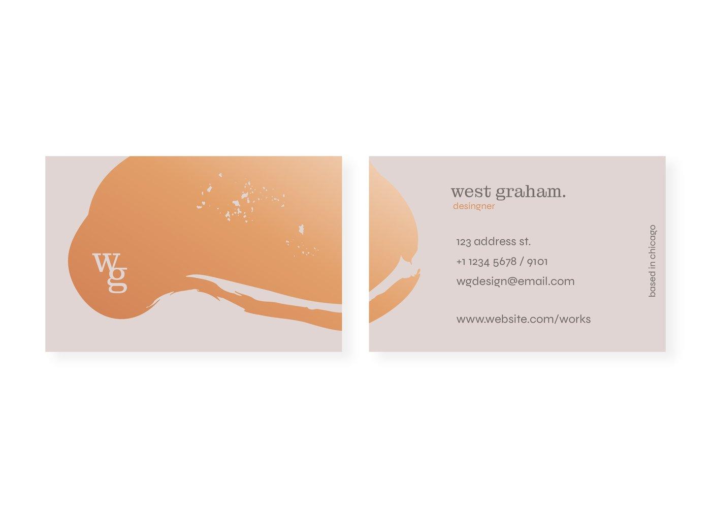 Tarjeta de visita premium con foil dorado sobre superficie oscura texturizada, diseño minimalista elegante macro