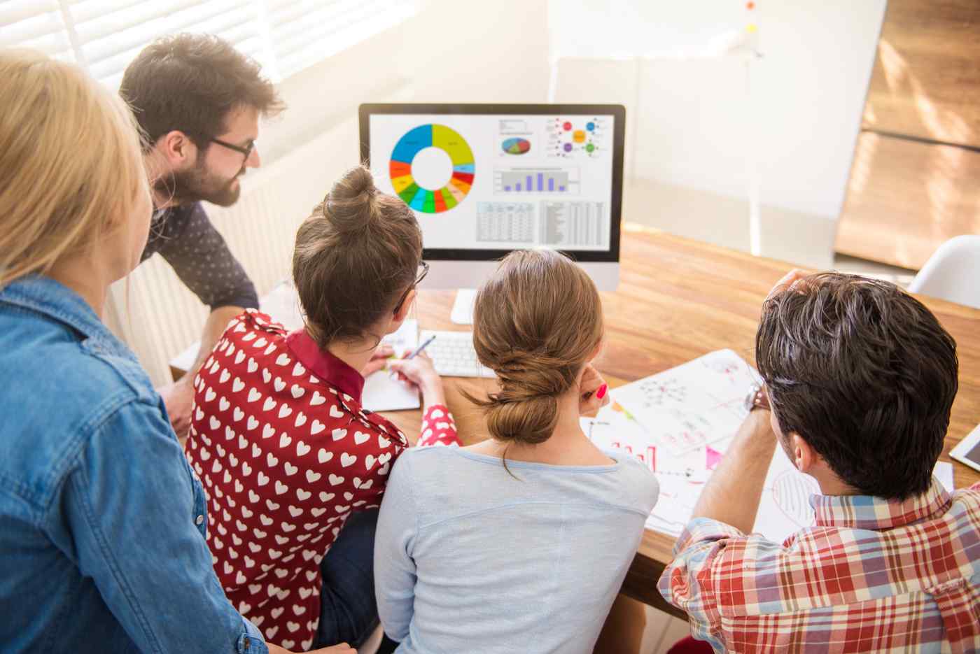 Aula moderna con portátiles y pizarra con conceptos de diseño web y SEO, ambiente educativo profesional en Vitoria