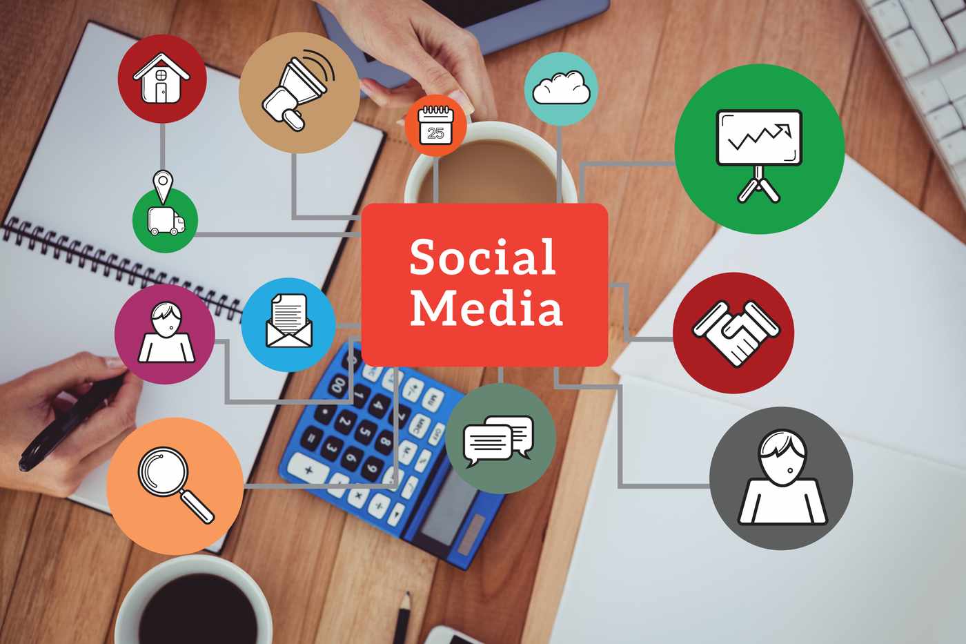 Empresaria frustrada mirando portátil con estadísticas de redes sociales bajando en oficina moderna de Álava