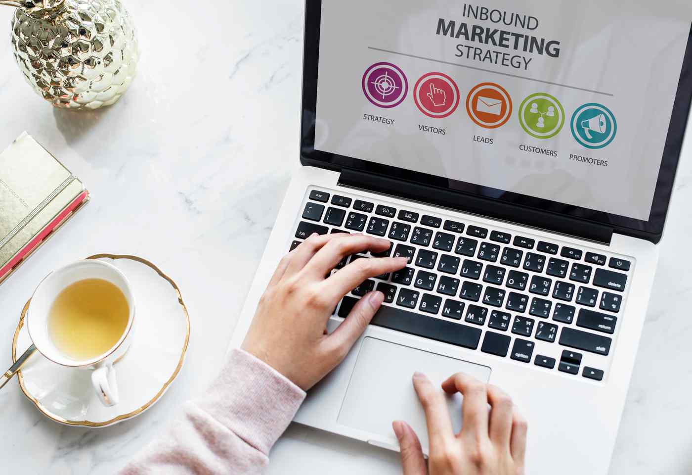 Profesional de marketing explicando embudo de inbound marketing en portátil en oficina moderna de Vitoria