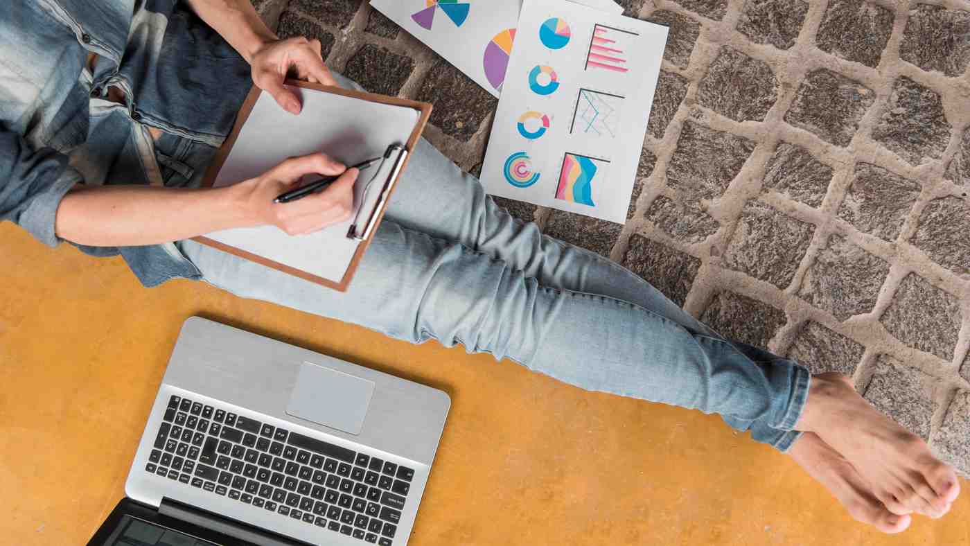 Directora de marketing revisando analítica de redes sociales en portátil en oficina moderna con luz natural
