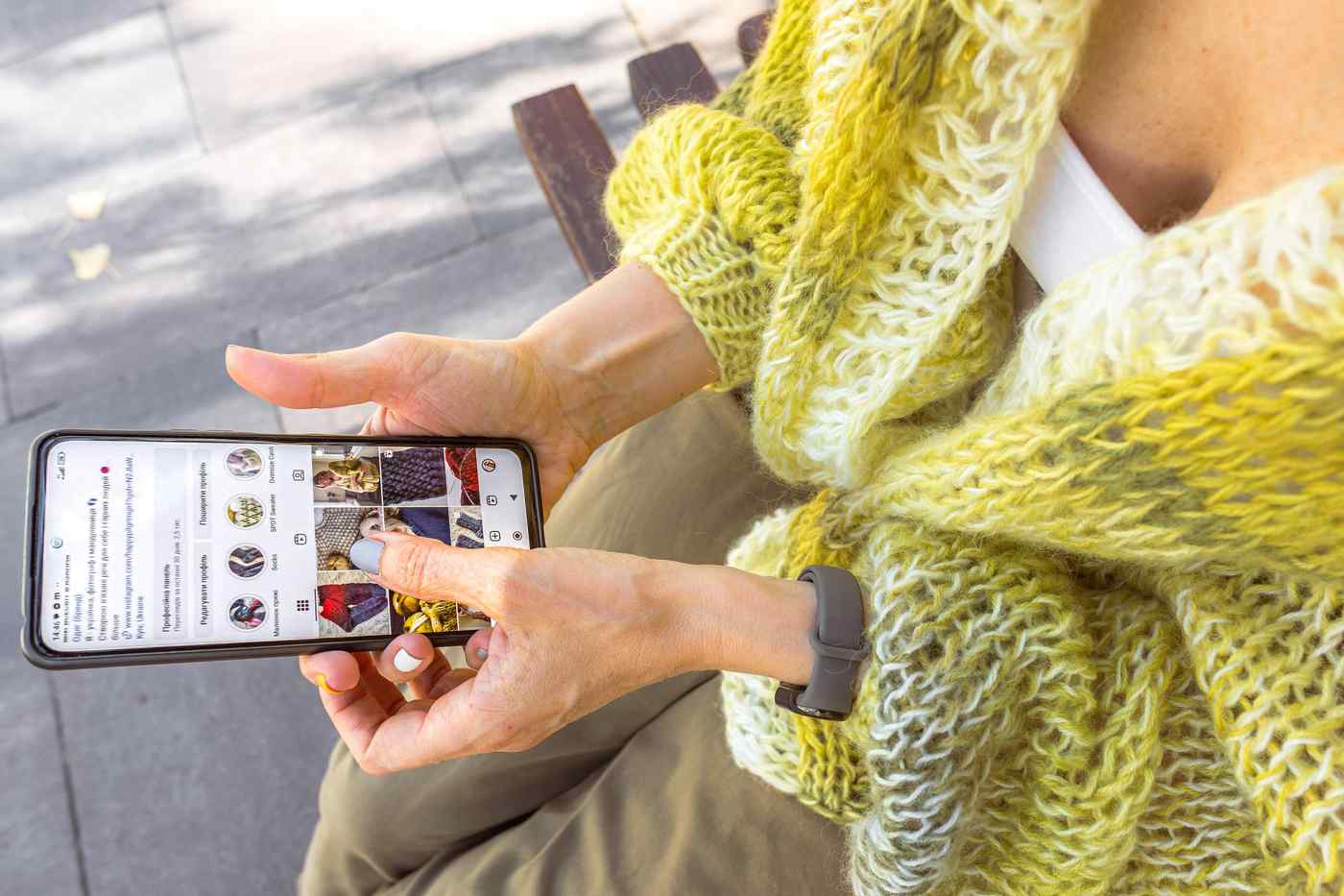 Empresaria gestionando campañas de publicidad en Instagram y Facebook en portátil en oficina luminosa de Vitoria