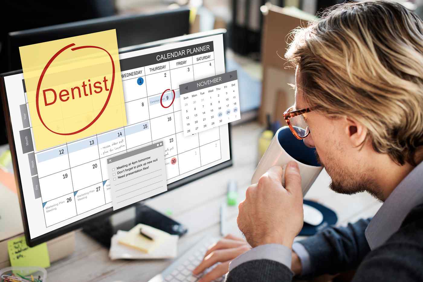 Dentista con bata blanca usando portátil en recepción de clínica moderna buscando en Google resultados dentales